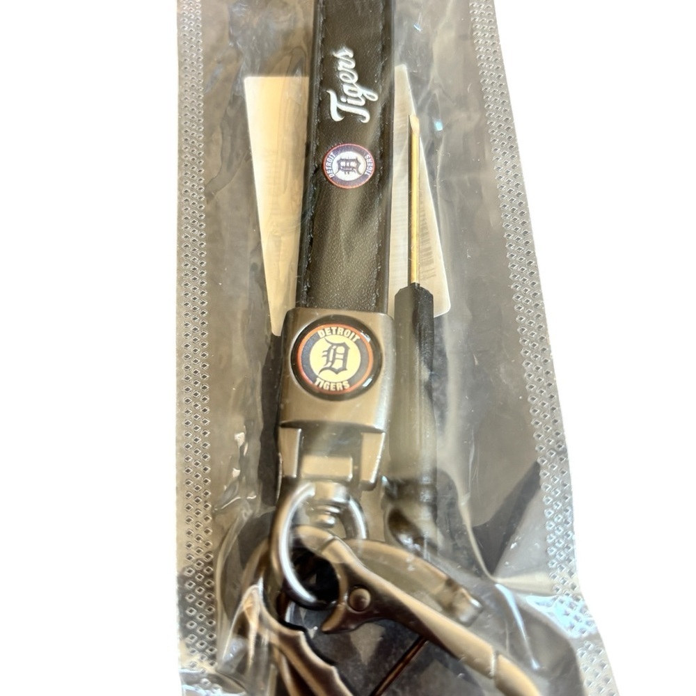 Detroit Tigers MLB  Car Keychain Women Men Baseball Keyring Leather Strap Pewter